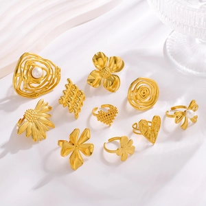 Set di anelli in acciaio inossidabile placcato oro 18K con motivi a fiori e cuori