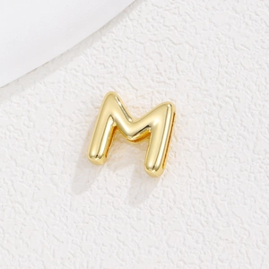Makroaufnahme des 18K vergoldeten klobigen Buchstabe M Anhängers mit Hochglanzfinish