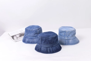 Détails de chapeaux bobs en denim délavé en trois nuances de bleu montrant la texture