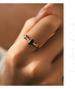 Makroansicht eines Vintage-Rings aus s925 Silber mit ovalem blauem Stein am Finger