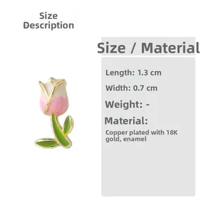 Detail van tulp oorbel van 1,3 cm in roze email en 18K goud verguld koper materiaal