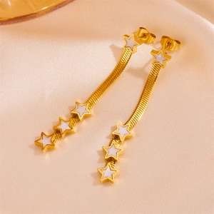 Boucles d'oreilles pampilles à chaîne serpent avec étoiles dorées et nacre sur soie