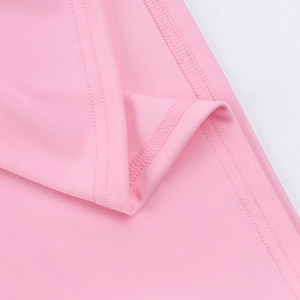 Détail de l'ourlet de robe rose avec couture à double aiguille et finitions soignées