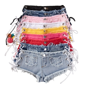 Dettaglio ravvicinato degli shorts in denim a vita bassa multicolore con bordi sfrangiati e lacci