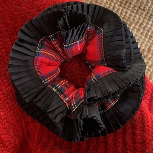 Oversized double-layered plaid scrunchie with black pleated edges and British retro style