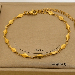 Detailed view of gold plated 18+5cm titanium steel chain bracelet with lobster clasp