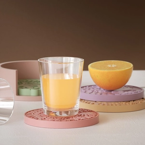 Detailansicht der hohlen Silikon-Untersetzer in Macaron-Farben mit einem U-förmigen Halter