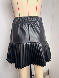 Detailansicht des schwarzen PU-Leder-Faltenrocks mit hoher Taille und Gummizug