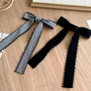 Détails des longs nœuds à cheveux en velours noir et vichy avec bordure dentelle