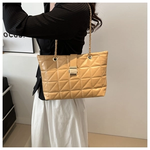 Borsa tote kaki da donna con trapuntatura geometrica e tracolla a catena in metallo