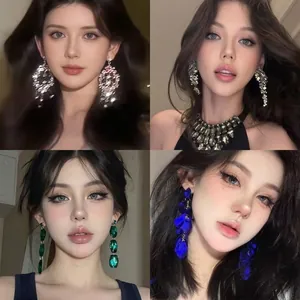Parure de boucles d'oreilles à pompons avec zircons brillants et pierres vert émeraude
