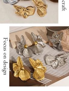 Détail macro de boucles d'oreilles fleur en acier 316 avec pétales texturés et fini métal