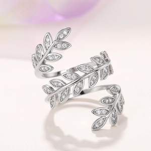 Elegante zilveren open ring met wijnstokbladeren en sprankelende witte zirkoonstenen