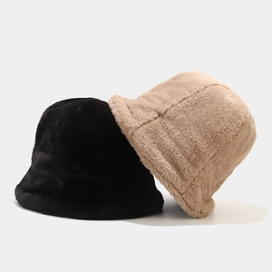 Détail de bobs en fausse fourrure pelucheuse noirs et beiges pour la chaleur hivernale