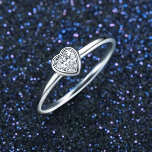 Minimalistischer S925 Sterling Silber Ring mit Herz-Diamant und polierter Oberfläche