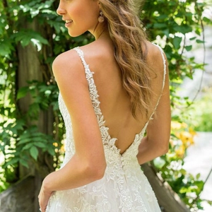 Robe de mariée élégante en dentelle blanche avec dos en V profond et broderies florales