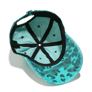 Vue intérieure de la casquette léopard turquoise avec bandeau et œillets noirs