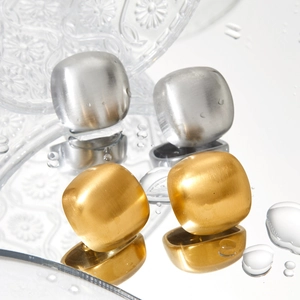 Orecchini a perno quadrati in acciaio inossidabile spazzolato oro e argento con gocce d'acqua