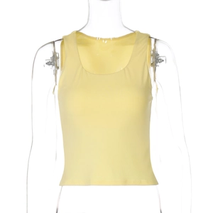 Dettaglio del top a canotta giallo pallido slim fit con scollo rotondo su manichino trasparente