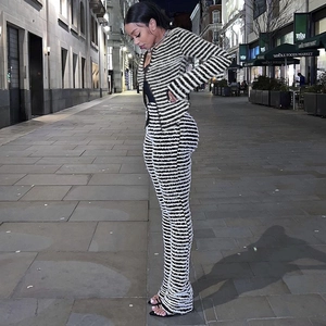 Ensemble haut rayé noir et blanc à manches longues et pantalon évasé pour femme