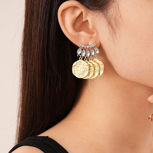 Boucles d'oreilles rondes irrégulières avec clous en rhodium et sequins dorés