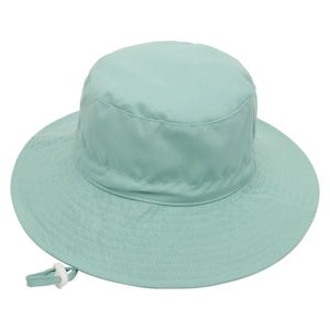 Dettaglio del cappello da sole verde menta con cuciture rinforzate e laccio regolabile