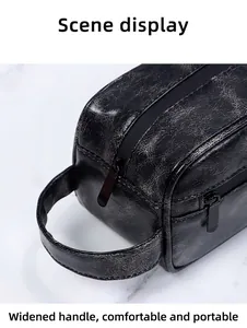 Detail der PU-Kulturtasche mit Vintage-Riss-Textur und breitem Tragegriff im Nahaufnahme