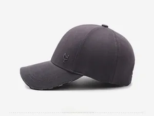 Détail de casquette de baseball gris foncé avec broderie latérale et imprimé PARIS sous visière
