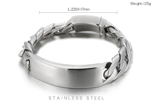Detalle de una pulsera de cadena cubana pesada en acero inoxidable plateado para hombre
