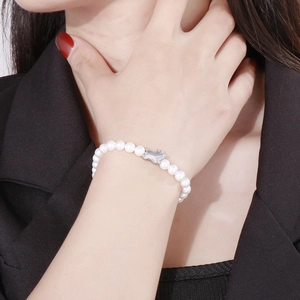 Minimalist shell pearl bracelet with a pig pendant and gold-plated stainless steel charm