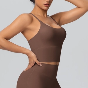 Détail du design croisé au dos et tissu élastique sur le soutien-gorge de sport