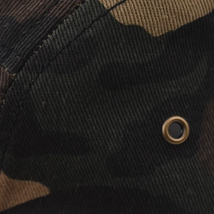 Détail macro du tissu en coton camouflage de haute qualité avec un œillet métallique