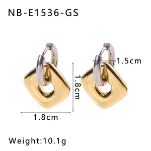 Vue détaillée des boucles d'oreilles carrées bicolores avec dimensions et poids précis