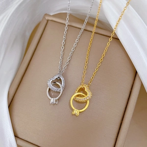Collane con cerchi intrecciati e cuore con cristalli in finitura oro e argento lucido