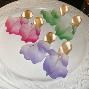 Élégantes boucles d'oreilles pétales de fleurs en acrylique rose, vert et violet