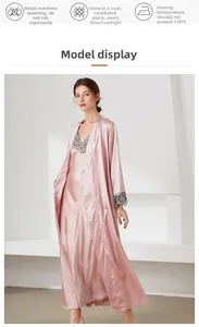 Détail du peignoir en soie rose avec bordure en dentelle grise sur le col et les manches