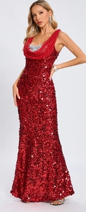 Détail d'une robe de soirée à paillettes rouges avec encolure argentée et plis élégants