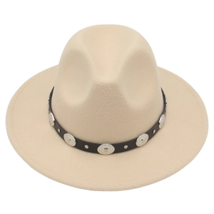 Détail du chapeau fedora en laine camel avec ceinture marron et ornements métalliques gravés