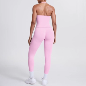 Rückansicht eines rosa Yoga-Sets mit Neckholder-Oberteil und High-Waist-Leggings