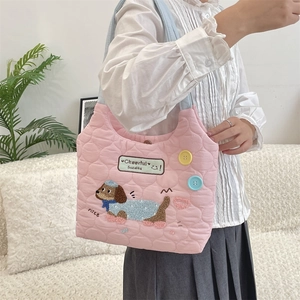 Detalle del bolso tote acolchado rosa con bordado de perro lindo y motivos de texto alegres