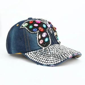 Casquette de baseball en jean bleu avec strass colorés et motif papillon