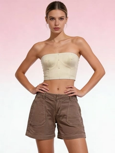 Top a fascia beige attillato e pantaloncini cargo in denim marrone scuro da donna