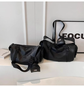 Détail de deux sacs de sport noirs étanches de tailles différentes avec mini pochettes