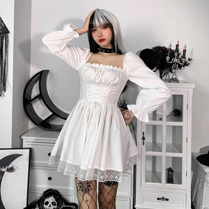 Detalle de vestido gótico blanco con mangas abullonadas, encaje y cintura con cordones