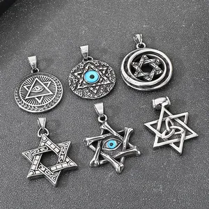 Détail de pendentifs en acier inoxydable argenté avec motifs œil et étoile de David