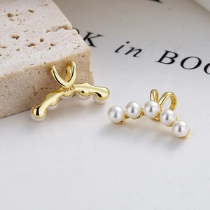 Elegant 925 sterling silver gold-plated pearl ear cuff with five pearls in a curved design
