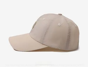 Seitenansicht der beige Schnelltrocknende Baseballkappe mit Logo und Schirm