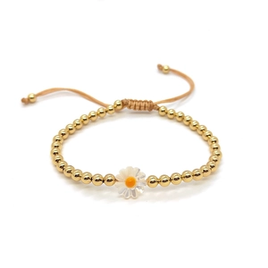 Bohemian adjustable beaded bracelet with golden beads and white daisy charms