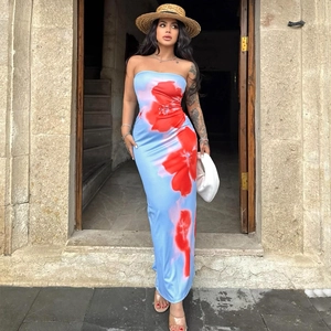 Sexy trägerloses Maxikleid mit blau-rotem Blumendruck in schmaler Passform für den Sommer