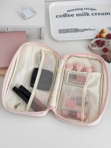 Dettaglio interno della borsa cosmetica rosa con tasche in rete multistrato